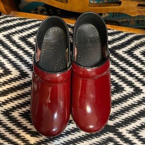 Dark red Dansko 38